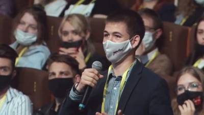 Владимир Путин - Дмитрий Песков - Владимир Познер - Сергей Кириенко - Михаил Ковальчук - Студент через Пескова попросил Путина лично вручить орден своей матери - 5-tv.ru - Москва