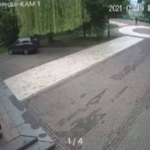 Порвавшему украинский флаг мужчине грозит до трех лет заключения - reporter-ua.com - Киев - Херсон