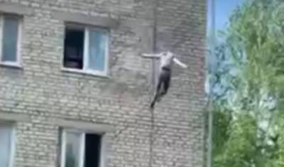 В Тюмени мужчины пытался забраться по трубе на крышу и сорвался - nashgorod.ru - Тюмень - Тюменская обл.