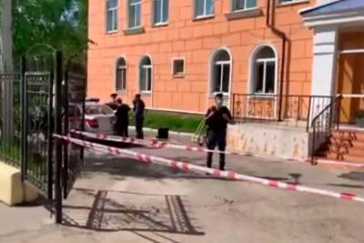 Охранник не стал проверять старшеклассника, который напал с ножом на педагога - mk.ru - Пермский край