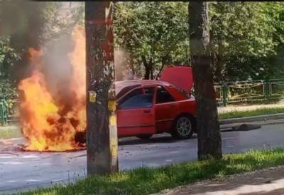 В Киеве на ходу загорелся автомобиль, был слышен хлопок: детали и кадры ЧП - politeka.net - Киев