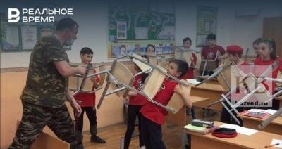 В казанской школе сняли на видео, как учитель ОБЖ тренирует детей защищаться в случае вооруженной атаки - realnoevremya.ru - респ. Татарстан - Казань