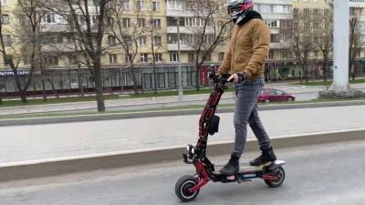 Мужчина на электросамокате сбил девочку в центре Москвы - vesti.ru - Москва - Санкт-Петербург