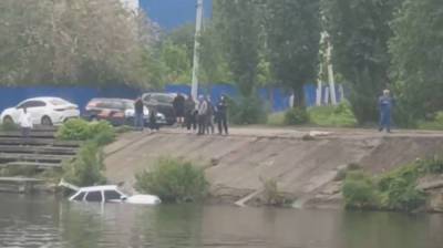 Воронежцы сняли на видео спасение утонувшей в водохранилище машины - vestivrn.ru