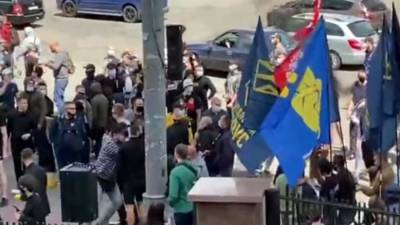 Виктор Медведчук - В Киеве произошли столкновения националистов и сторонников Медведчука - iz.ru - Киев