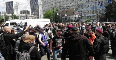 Виктор Медведчук - Под судом, где рассматривают дело Медведчука, произошли стычки (ФОТО, ВИДЕО) - dsnews.ua