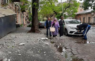 Жилой дом разрушается в центре Одессы, камни летят во все стороны: рядом школа и не только - politeka.net - Одесса