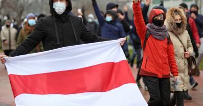 МВД Белоруссии предложило приравнять флаг протестующих к нацистской символике - rus.delfi.lv - Латвия