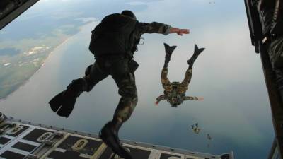 Российские военные предотвратили высадку американского десанта вблизи полуострова Крым - piter.tv - Крым