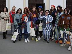Из штор и мусора: в Новосибирске прошло экодефиле - костюмы, созданные из мусора. - newsland.com - Новосибирск