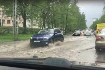 Октябрьский проспект в Петрозаводске превратился в реку - karel.mk.ru - Петрозаводск - республика Карелия