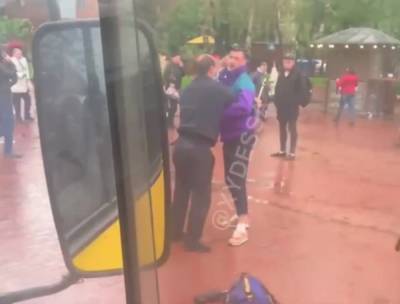 Маршрутчик с дубинкой набросился на пассажира, видео: "не захотел платить за проезд" - politeka.net - Одесса