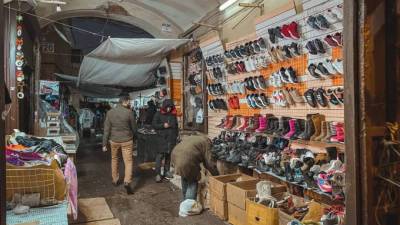 В Апраксином дворе таможенники обнаружили более 8 тыс. пачек нелегального табака для кальяна - piter.tv - Санкт-Петербург - Египет - Турция - Иордания