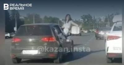 В Казани оштрафовали пассажирку, которая высунулась из окна во время поездки - realnoevremya.ru - респ. Татарстан - Казань