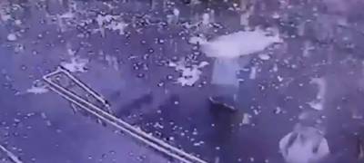 В Петербурге молния ударила под ноги прохожему (ВИДЕО) - stolicaonego.ru - Санкт-Петербург
