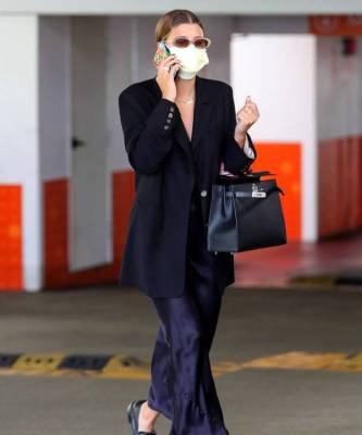 Chanel - Шелковая комбинация + объемный пиджак: строгий, но женственный образ Софии Ричи - skuke.net