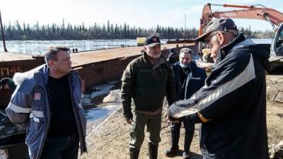 Алексей Кузнецов - В Сети раскритиковали министра за одежду для встречи по нефтеразливу в Коми - iz.ru - респ. Коми