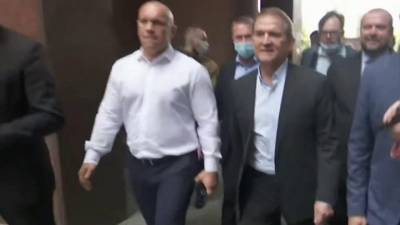 Виктор Медведчук - В Киеве националисты атаковали сторонников оппозиционного политика Виктора Медведчука - 1tv.ru - Киев