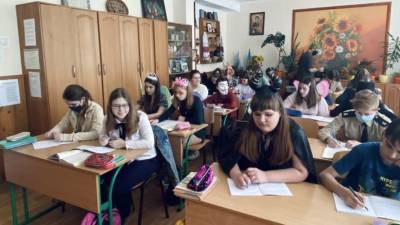 В черкасской гимназии 900 школьников пришли на уроки в костюмах любимых героев - lenta.ua