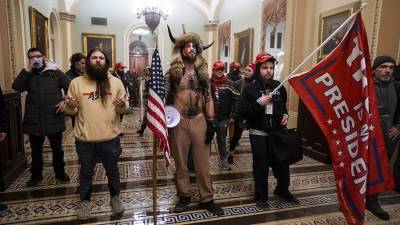 Дональд Трамп - Штурмовавшего Капитолий «викинга» направили на психологическую экспертизу - iz.ru