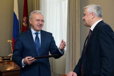 Алексей Навальный - Александр Усс - Сколько зарабатывают депутаты и кто оплачивает отель для губернатора. Числа недели - tayga.info - Красноярский край - Новосибирск - Омская обл. - Бердск