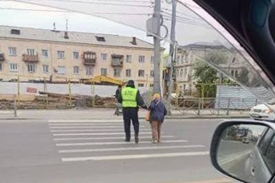 Сотрудник Госавтоинспекции перевел бабушку через дорогу в Новосибирске: фото умилило пользователей соцсетей - novos.mk.ru - Новосибирск