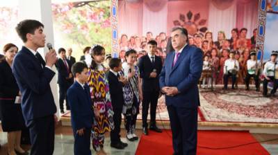 Эмомали Рахмон - Бедность и безграмотность: Рахмон назвал проблемы таджикской молодежи - dialog.tj - Таджикистан