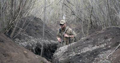Обстрелы боевиков на Донбассе не прекращаются: двух военных ранено, один — травмирован - tsn.ua