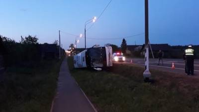 Туристический автобус перевернулся под Новгородом, есть пострадавшие - vesti.ru - Московская обл. - Новгородская обл. - Великий Новгород