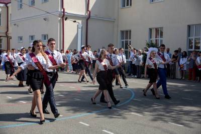 В Ставрополе на «Последние звонки» пустили родителей - kavkaz.mk.ru - Ставрополь