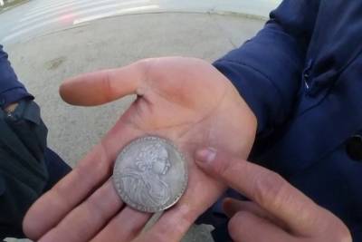 Питерский мошенник обманул мурманчанина на 14 тысяч рублей, подменив раритетные монеты - murmansk.mk.ru - Ленинградская обл.
