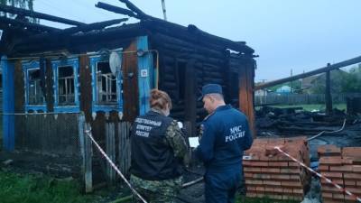 Пожар, убивший многодетную семью, начался с тлеющей сигареты - vesti.ru - респ. Удмуртия - район Увинский