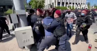 С крестом и файером: во время марша трансгендеров в Киеве произошли потасовки (видео) - focus.ua - Киев