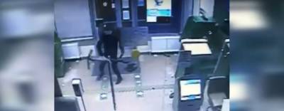 Житель Волгограда разбил банкомат с помощью электросамоката - runews24.ru - Волгоград