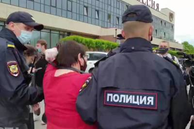 Юлия Галямина - Юлию Галямину задержали на съезде муниципальных депутатов - mk.ru - Москва - Великий Новгород