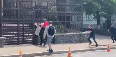 В Киеве посольство Беларуси пытались закидать навозом - акцию пресекла Нацгвардия - ТЕЛЕГРАФ - telegraf.com.ua - Киев