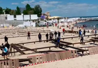 Одесские активисты провели пляжный «субботник» в Аркадии (видео) - odessa-life.od.ua