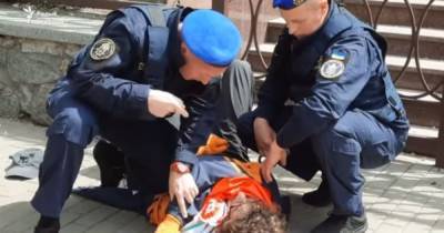 В Киеве нацгвардейцы грубо задержали белорусского активиста и угрожали выдворить его из страны (ВИДЕО) - dsnews.ua - Киев - Посольство