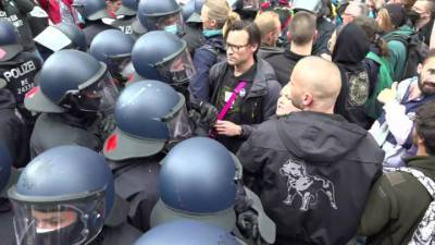 Берлинская полиция жестко задержала демонстрантов - vesti.ru - Берлин