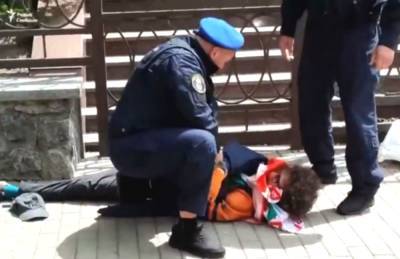 Появилось видео задержания белоруса, который принёс навоз к зданию посольства РБ в Украине - sharij.net - Киев