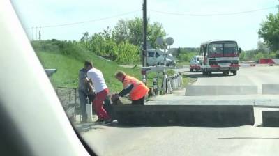 В Воронеже спасли от смерти лёгшего под поезд мужчину: появилось видео - vestivrn.ru - Воронеж
