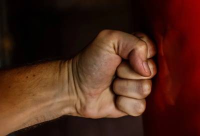 В поселке Павлово местные жители подожгли машину и устроили драку - online47.ru - Ленинградская обл. - Санкт-Петербург - р-н Кировский