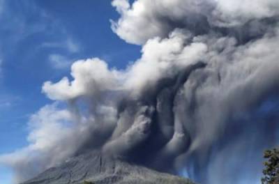 В Индонезии произошло мощное извержение вулкана. ВИДЕО - from-ua.com - Украина - Indonesia