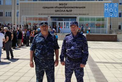 Росгвардейцы региона обеспечили безопасность во время Последнего звонка в школах Дагестана - mirmol.ru - респ. Дагестан