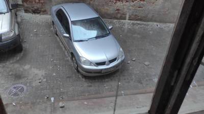 Во дворе Некрасова куски лепнины рухнули на припаркованные автомобили - piter.tv - Санкт-Петербург - Петербург