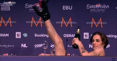 Давид Дамиано - Солист Måneskin Давид Дамиано порвал штаны, празднуя победу на "Евровидении" (видео) - focus.ua