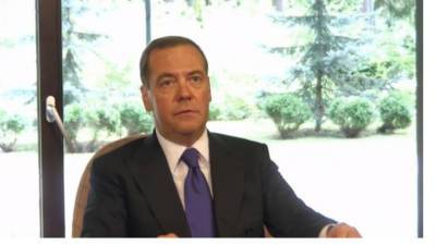 Дмитрий Медведев - Медведев пояснил свои слова об обязательной вакцинации от COVID-19 - piter.tv