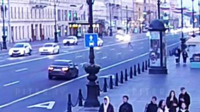На Невском проспекте женщина попала под машину - piter.tv - Санкт-Петербург - Петербург