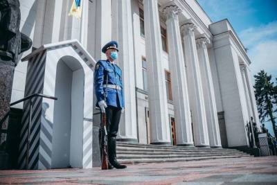 В Украине возобновили традицию поднятия государственного флага возле Верховной Рады (ФОТО) - lenta.ua - Киев
