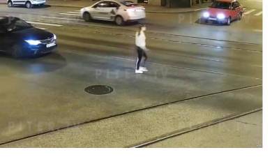 На улице Марата попала на видео необычная драка между мужчиной и женщиной - piter.tv
